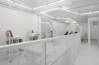 辦公室裝修:建筑人的實(shí)驗(yàn)精神，將18坪新創(chuàng)辦公室變身白色幻境！